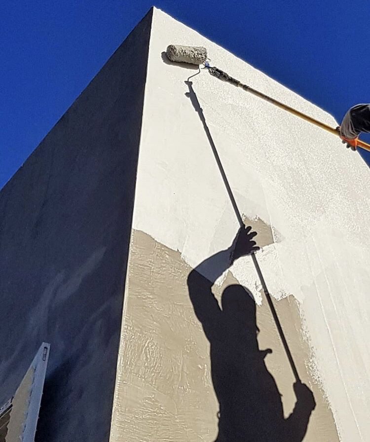 Aplicación de pintura en fachada